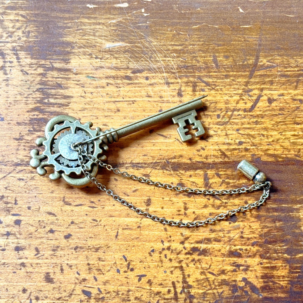 秘密の鍵のブローチ