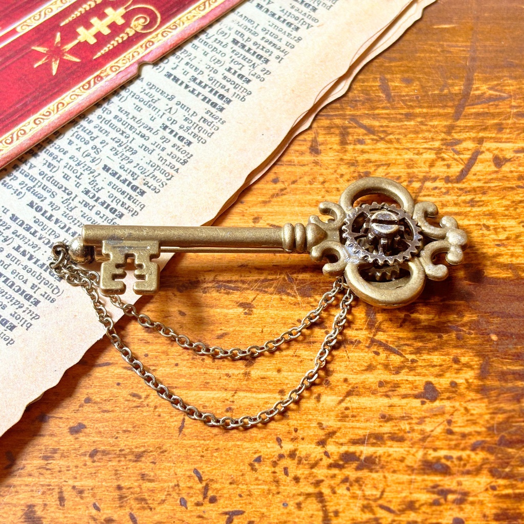 秘密の鍵のブローチ