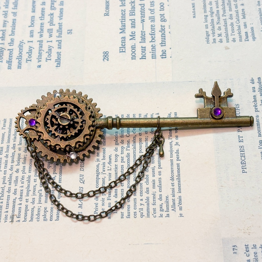 運命の鍵のブローチ