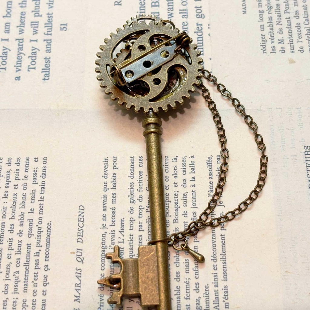 運命の鍵のブローチ