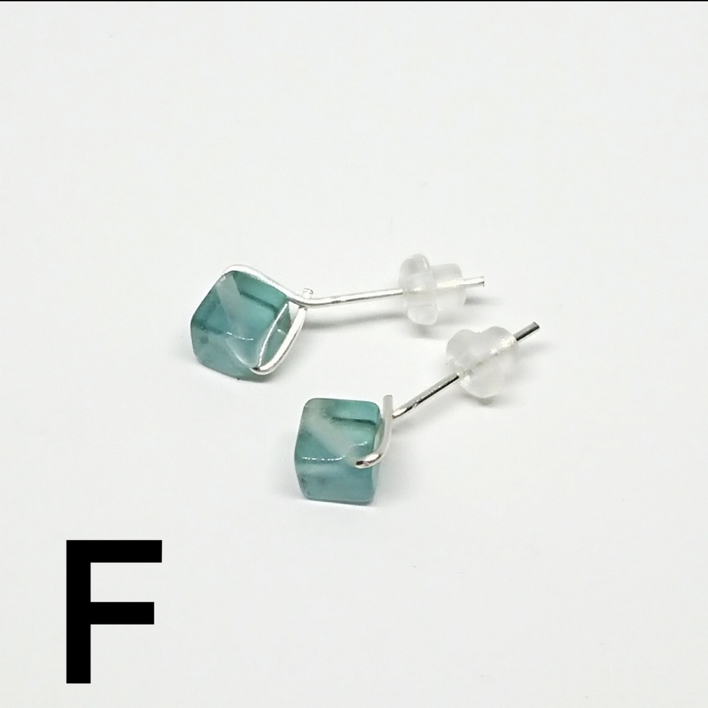 フローライト 一粒ピアス