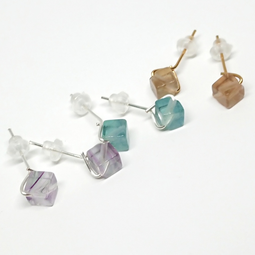 フローライト 一粒ピアス