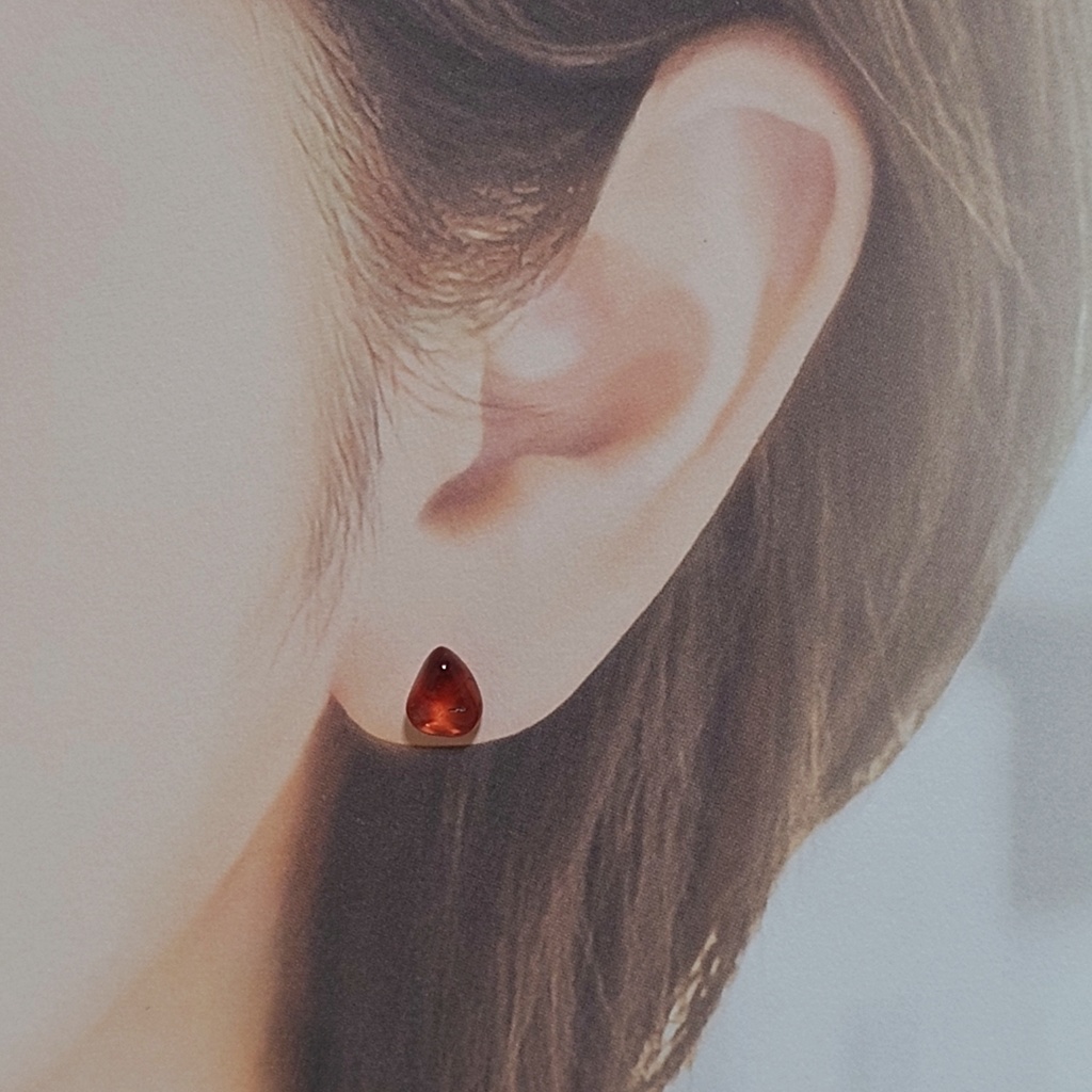 一粒ピアス レッドアンデシン 真紅の欠片