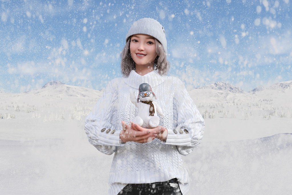 雪の降る冬景色を背景に手にスノーマンを持つ笑顔の女性