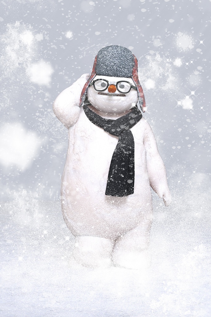 雪の中で照れているスノーマン	