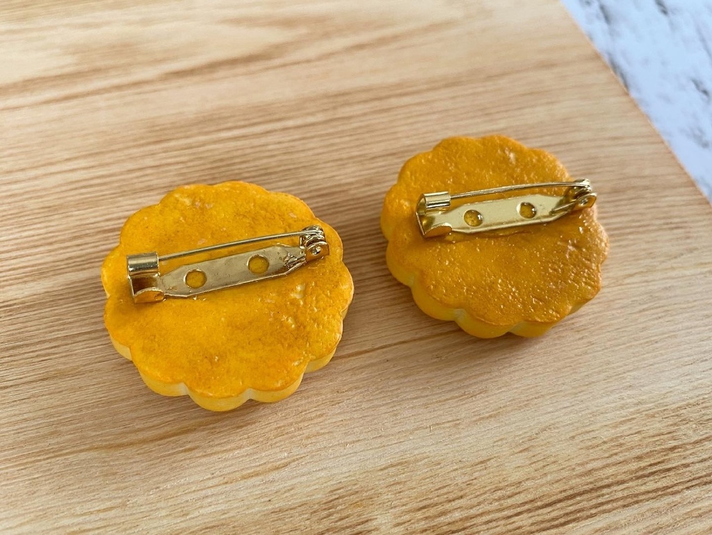 ヒツジのクッキーブローチ