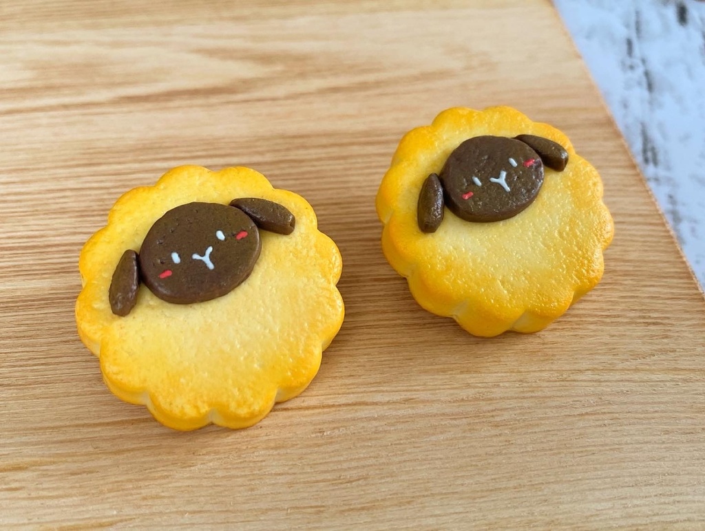 ヒツジのクッキーブローチ