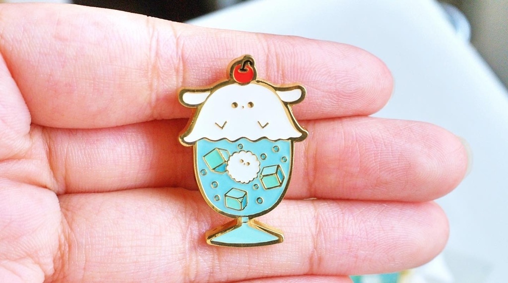 クリームソーダに擬態する擬態妖精ミミカ　ピンバッジ