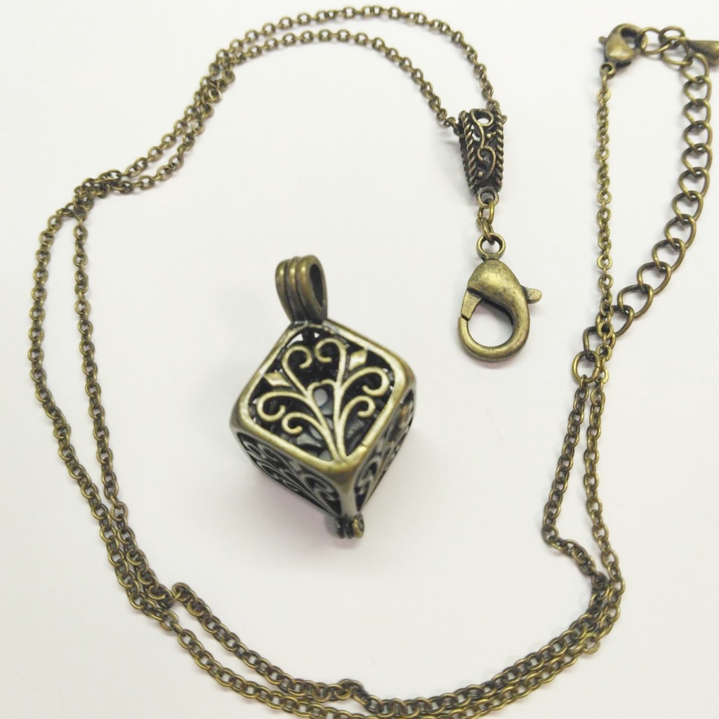 ダイスが入るペンダント(キューブ・金古美)