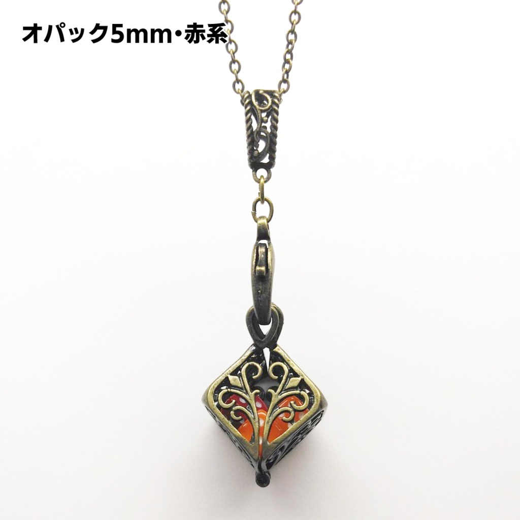 ダイスが入るペンダント(キューブ・金古美)