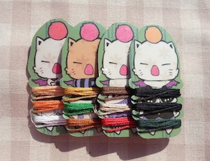 モーグリ糸巻きとクロスステッチ布