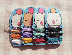 モーグリ糸巻きとクロスステッチ布