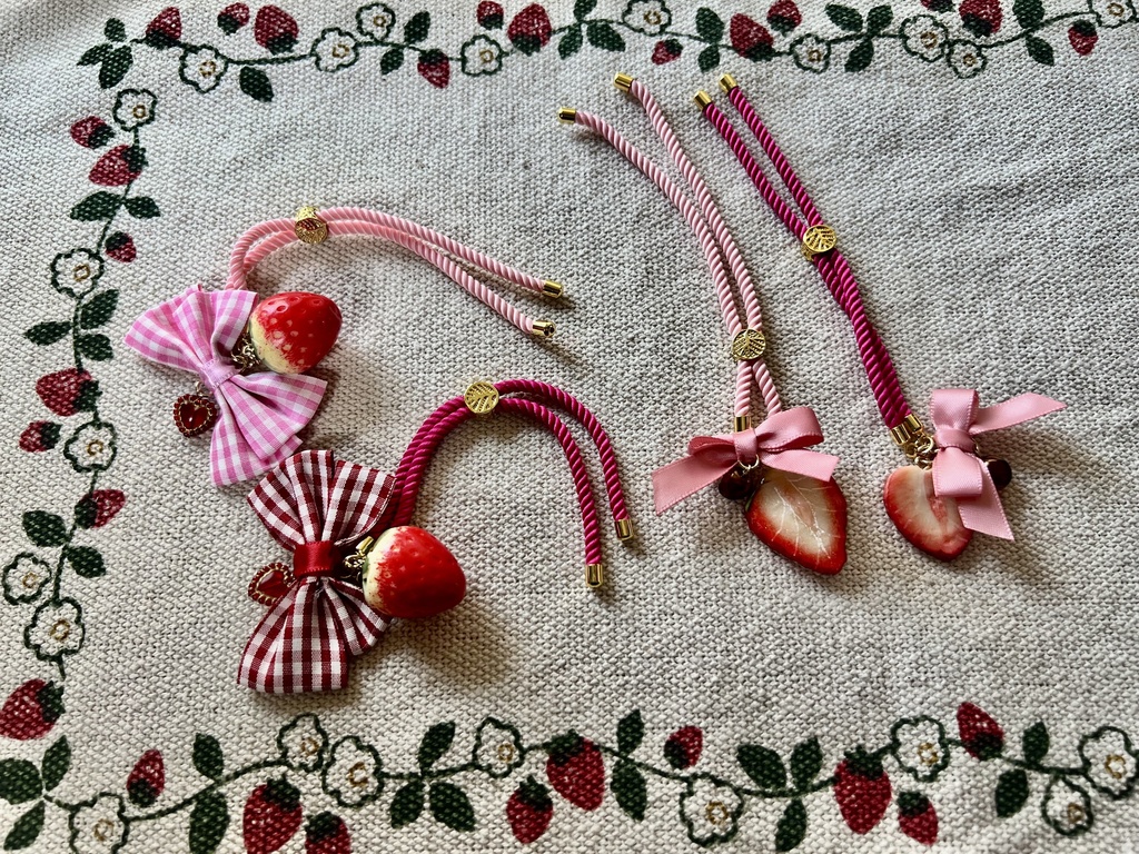 【在庫限り】まるごとor食べかけイチゴのコードショルダー