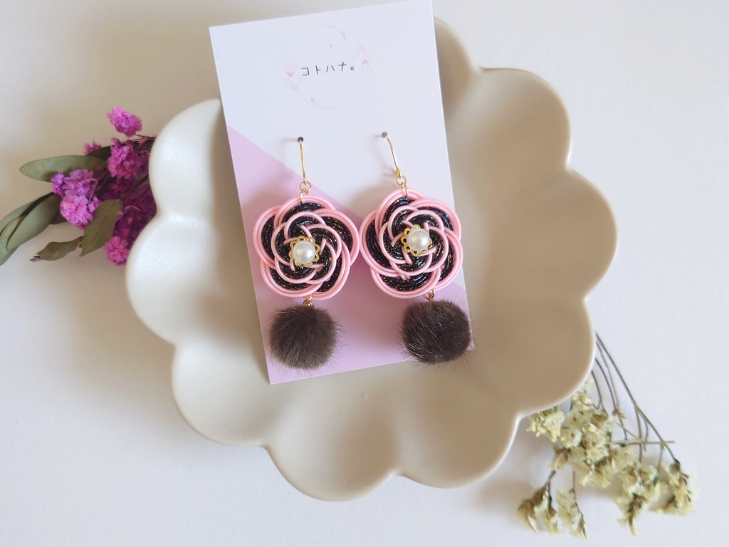 ぽんぽんフラワーピアス【ブラック】