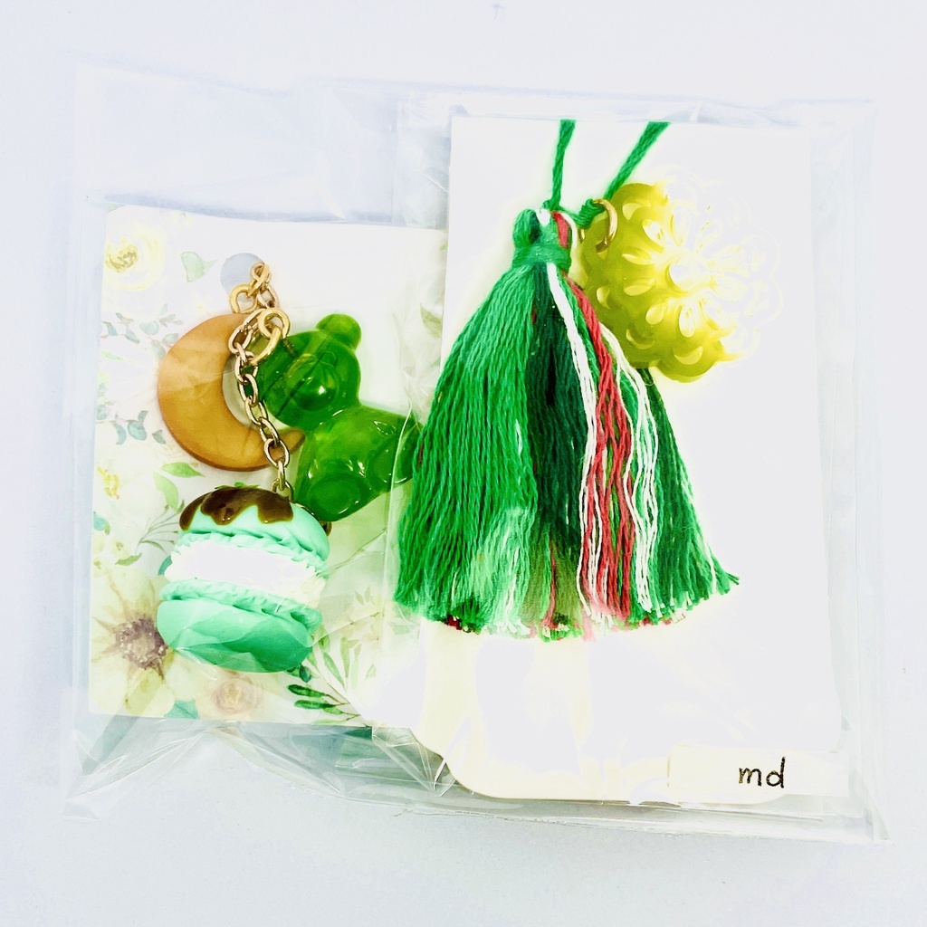 ら/u/n/e/i/モチーフ マカロンチャーム&タッセル