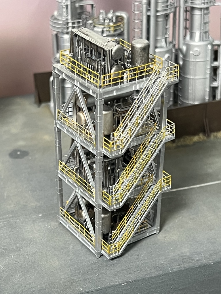1/150 塗装済み、完成品　四段化学プラント