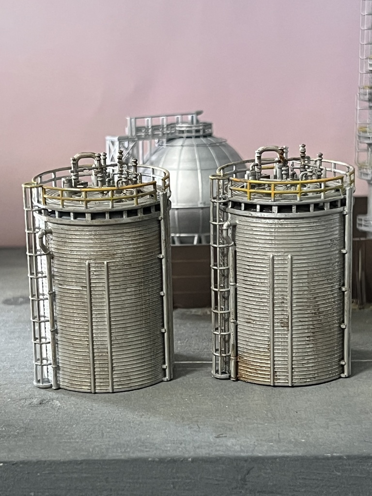 1/150 Nゲージ　タンク設備　塗装済み２点