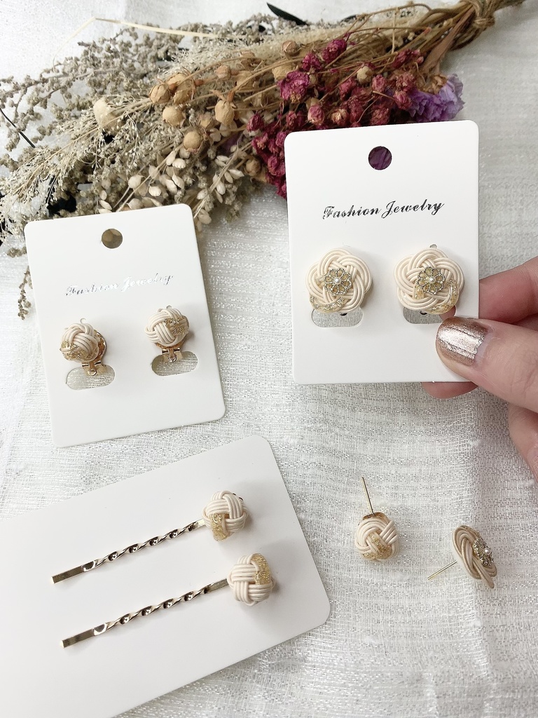 花うらないイヤリング・ピアス~ベージュ~