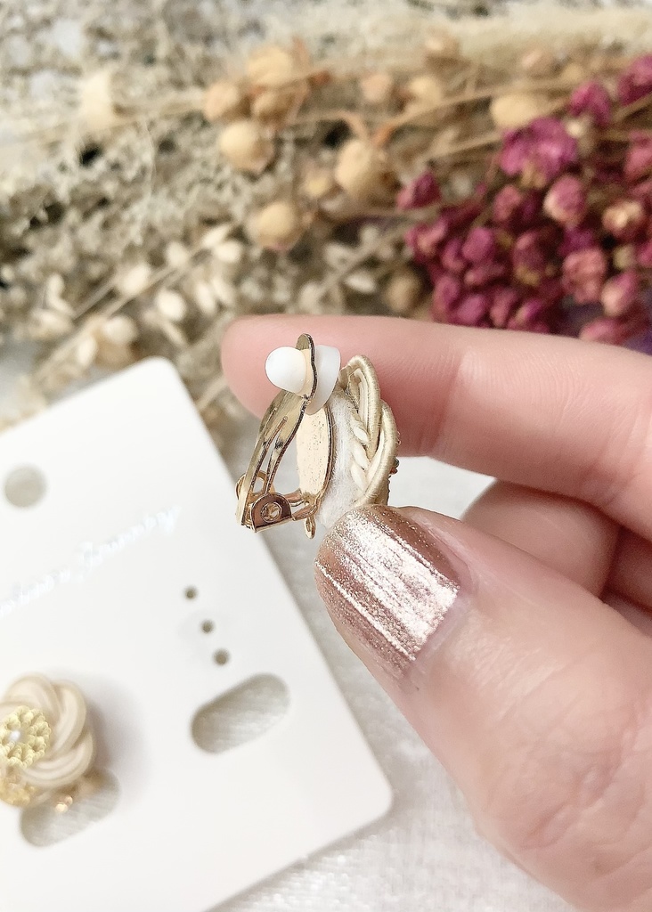 花うらないイヤリング・ピアス~ベージュ~