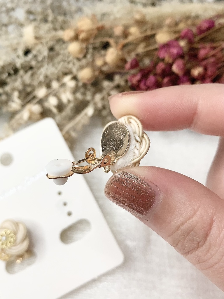 花うらないイヤリング・ピアス~ベージュ~