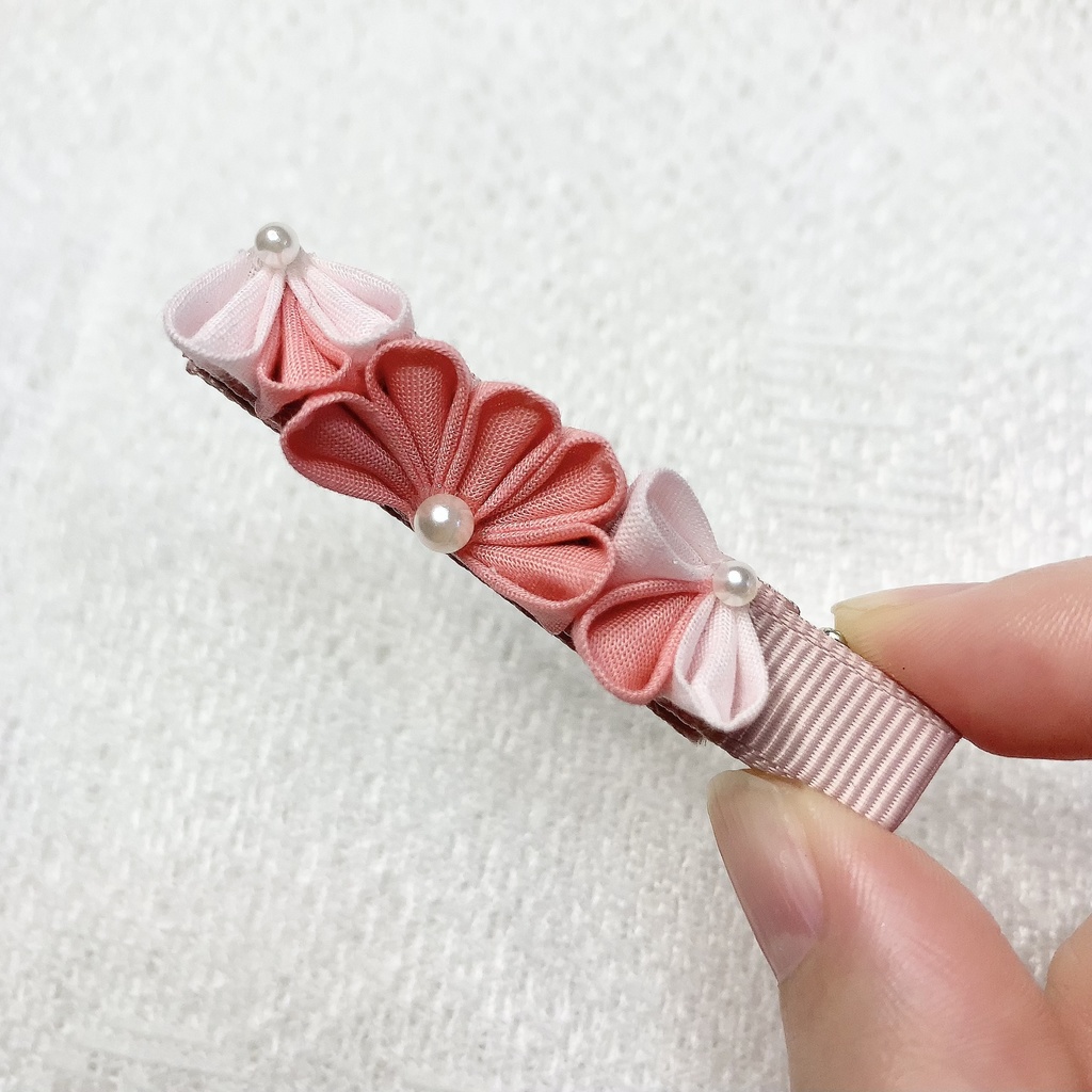 つまみ細工のヘアクリップピンク