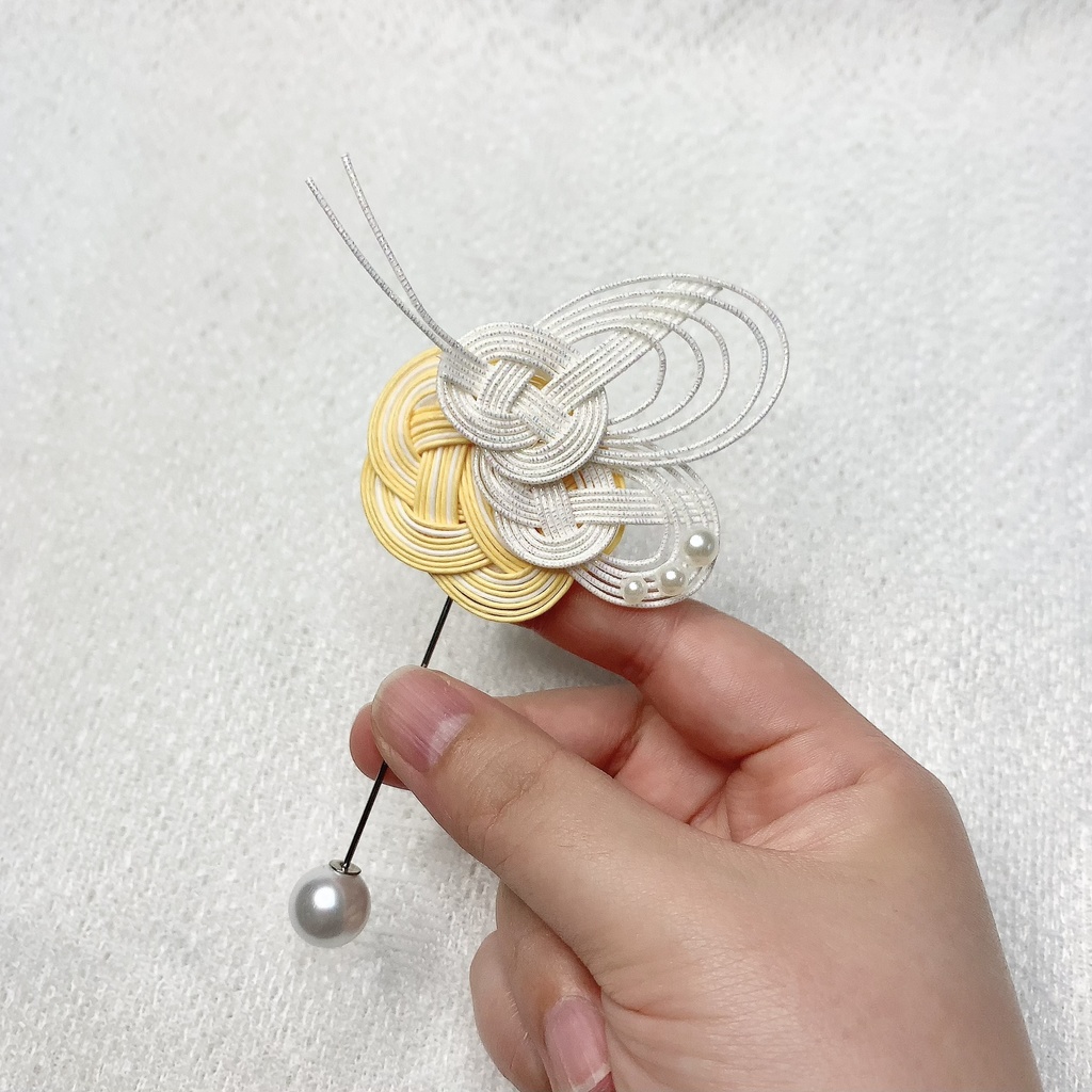 水引のパールブローチ黄