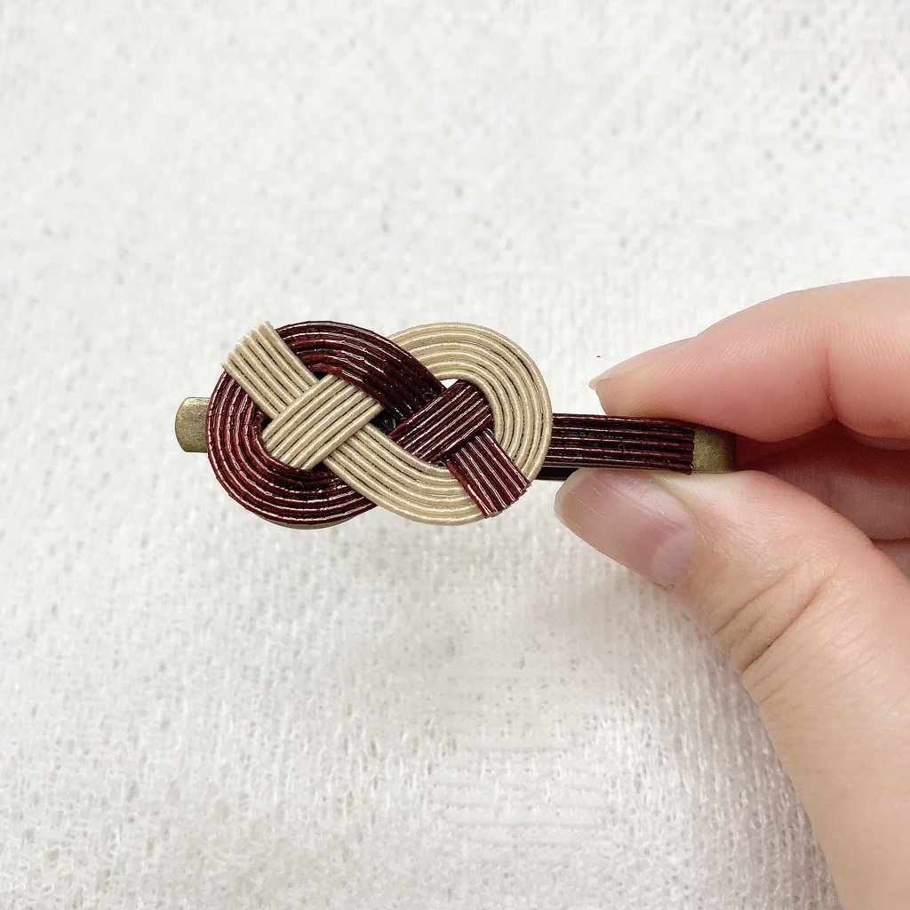 ネクタイピンベージュ