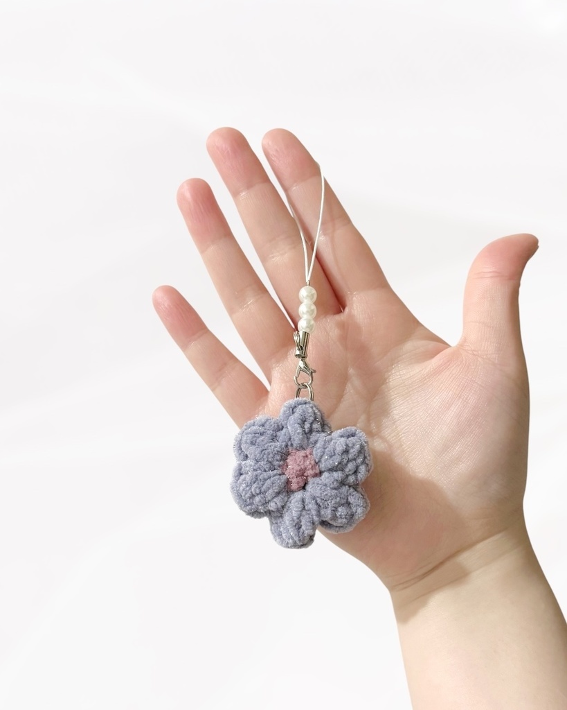 スモーキーブルーのお花のストラップ