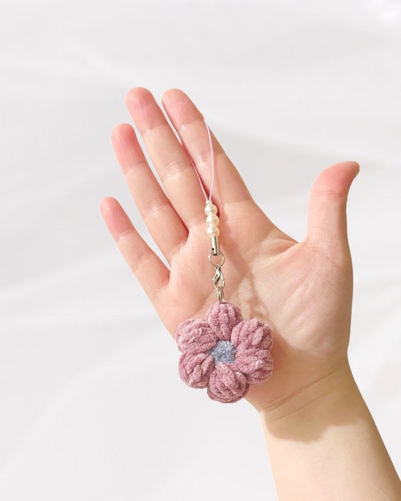 スモーキーピンクのお花のストラップ