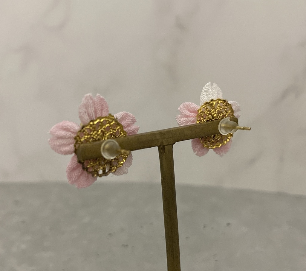 《新作 受注制作》つまみ細工 桜のシンプルスタッドピアス *入学式 *卒業式 *プチギフト*普段使い*推し活*推しカラー*