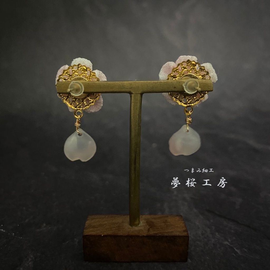 «新作 »つまみ細工 丸つまみイヤリング  *Earrings * cherryblossom *Pierced earrings  * Japanese Traditional Crafts *