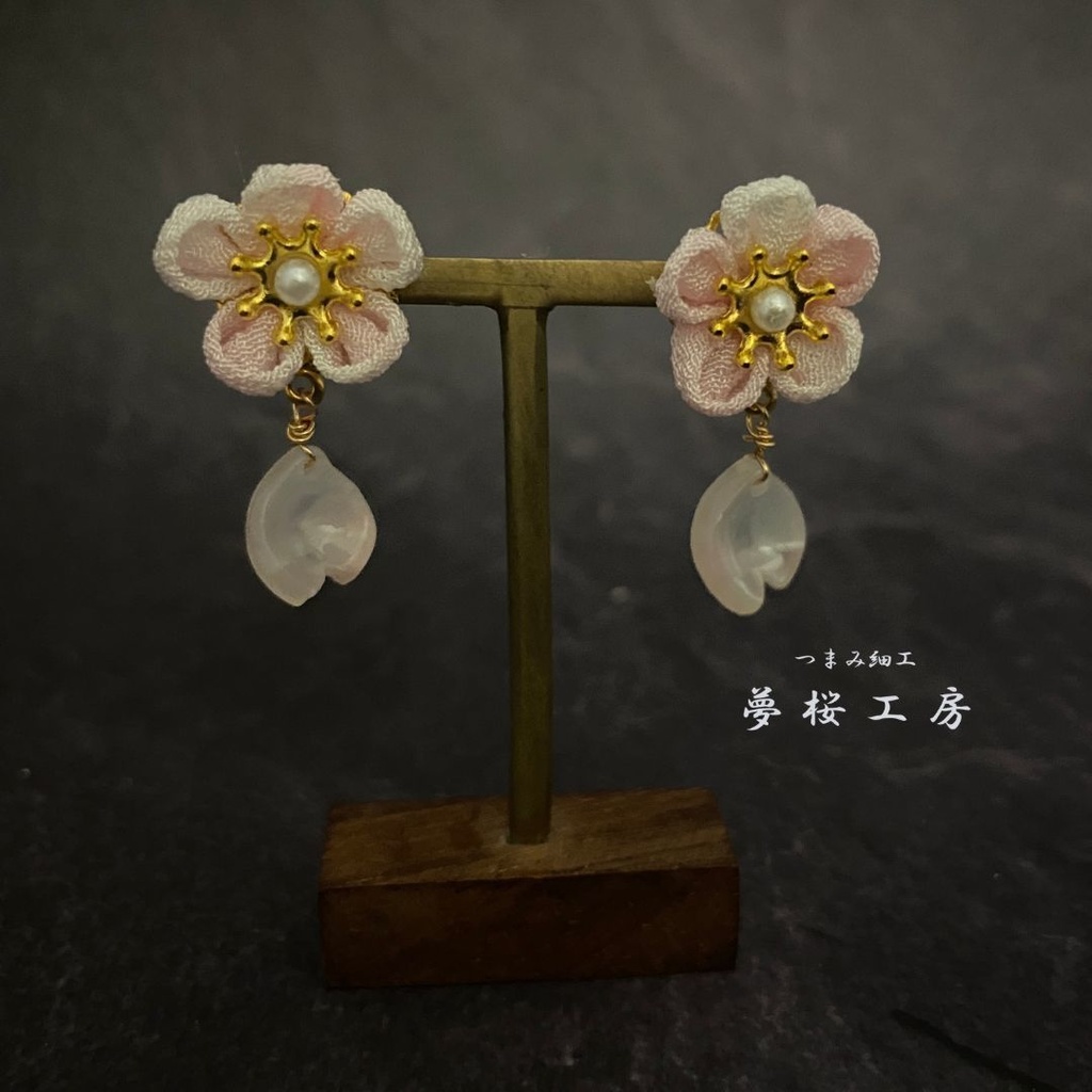 «新作 »つまみ細工 丸つまみイヤリング  *Earrings * cherryblossom *Pierced earrings  * Japanese Traditional Crafts *