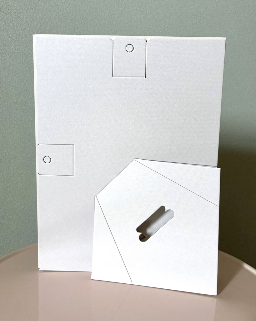 「こぼれ落ちていくもの/Things That Slip Away」