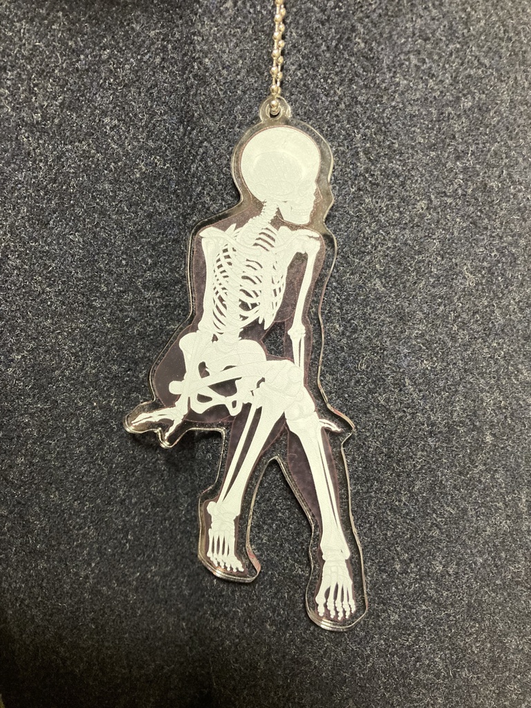 骨格アクリルキーホルダー(腰掛ける女性 ver.2)