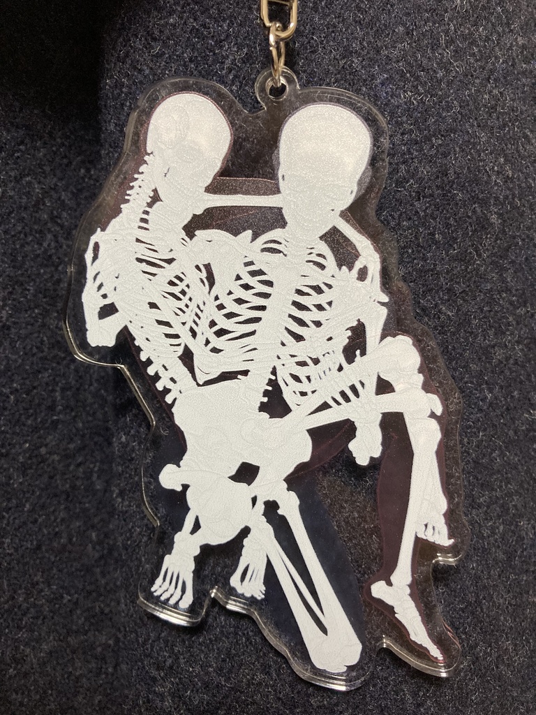 骨格アクリルキーホルダー(お姫様抱っこする男女の骨格)