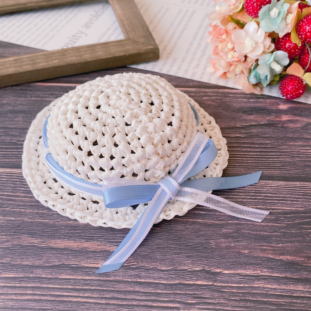 清純派の麦わら風帽子 くすみカラー