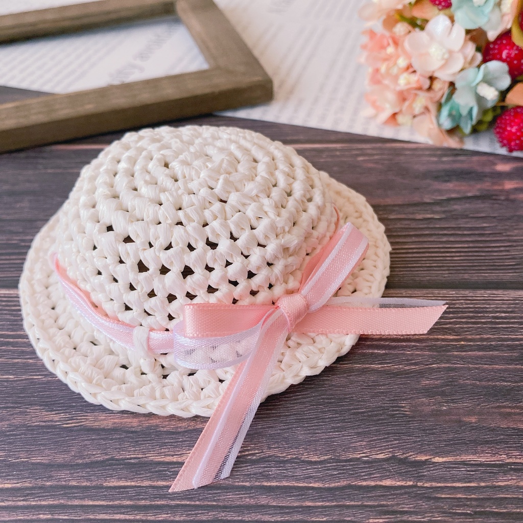 清純派の麦わら風帽子 くすみカラー