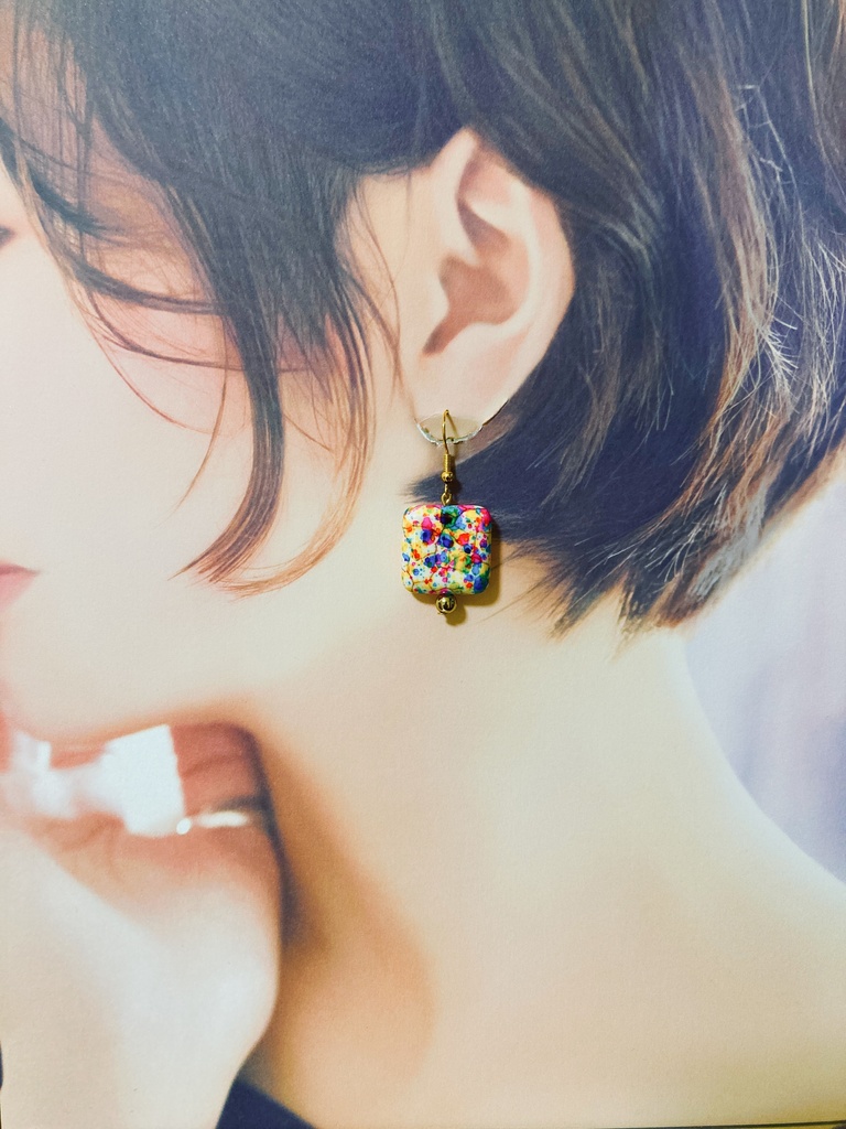 カラフルアートのスクエアピアス・イヤリング