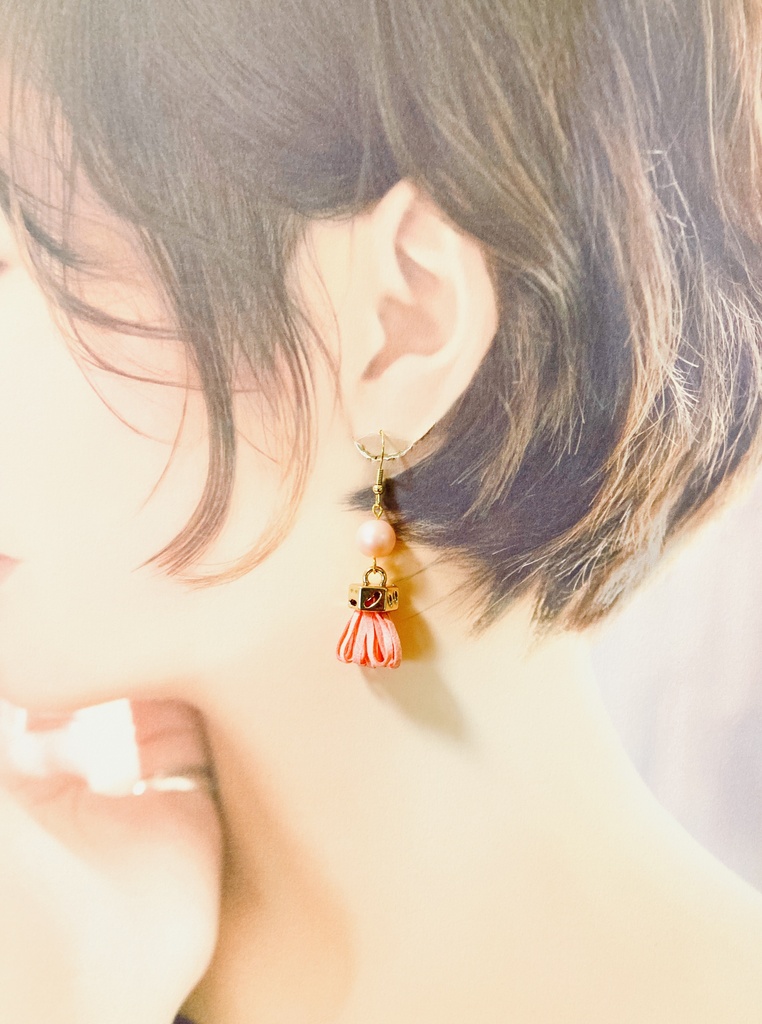 パステルピンクのタッセルピアス・イヤリング