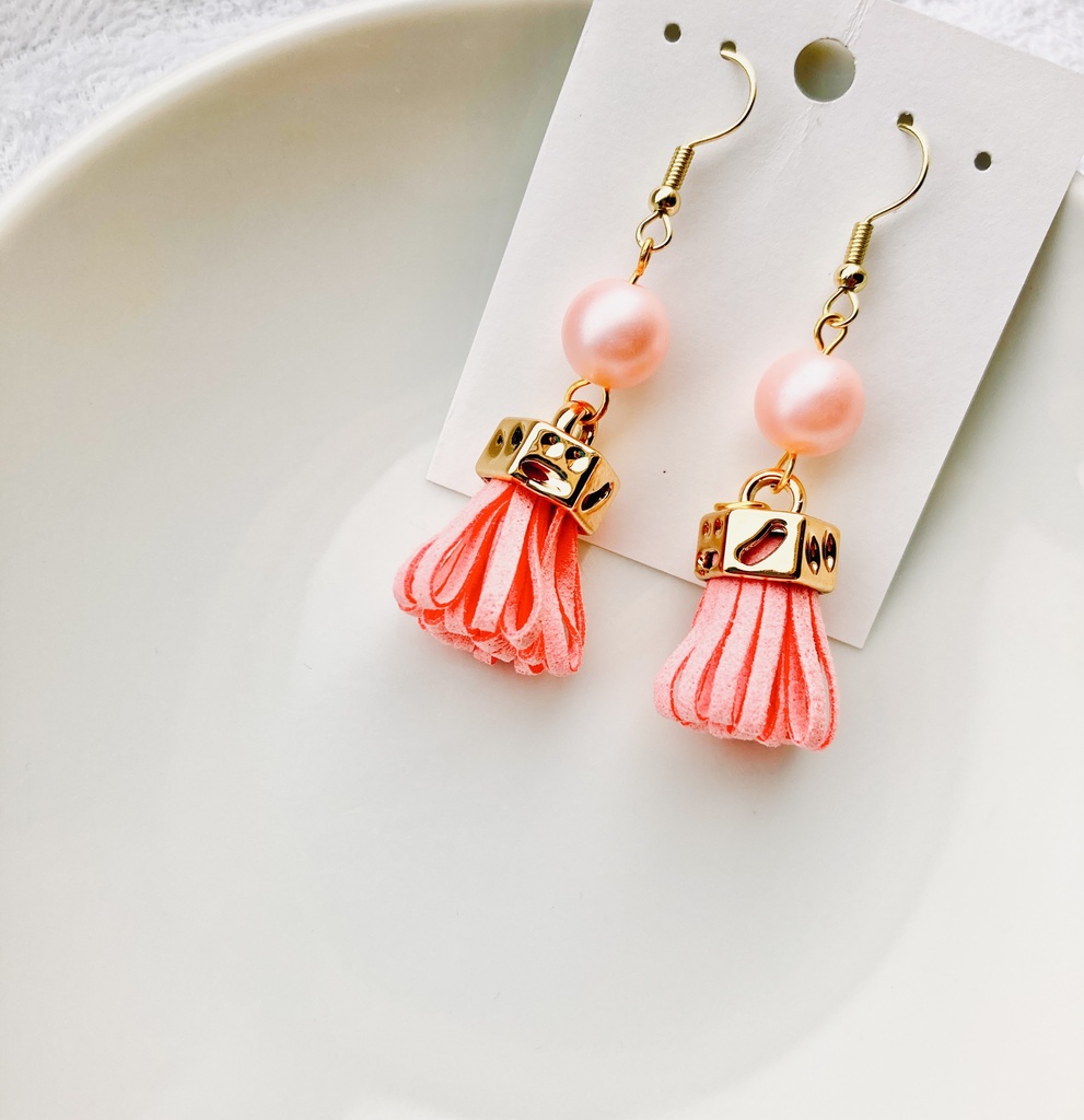 パステルピンクのタッセルピアス・イヤリング