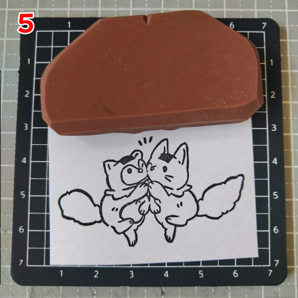 消しゴムはんこ おにぎりな たぬきときつね