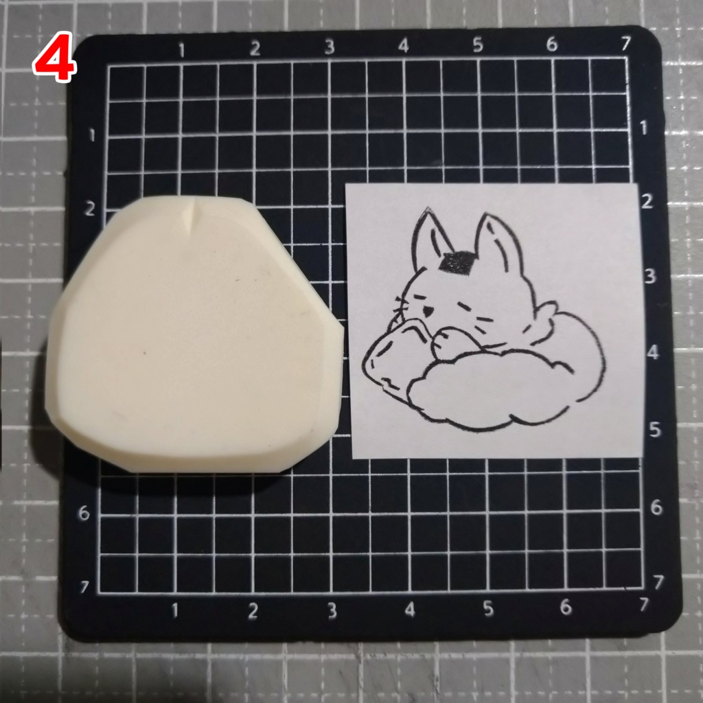 消しゴムはんこ おにぎりな たぬきときつね