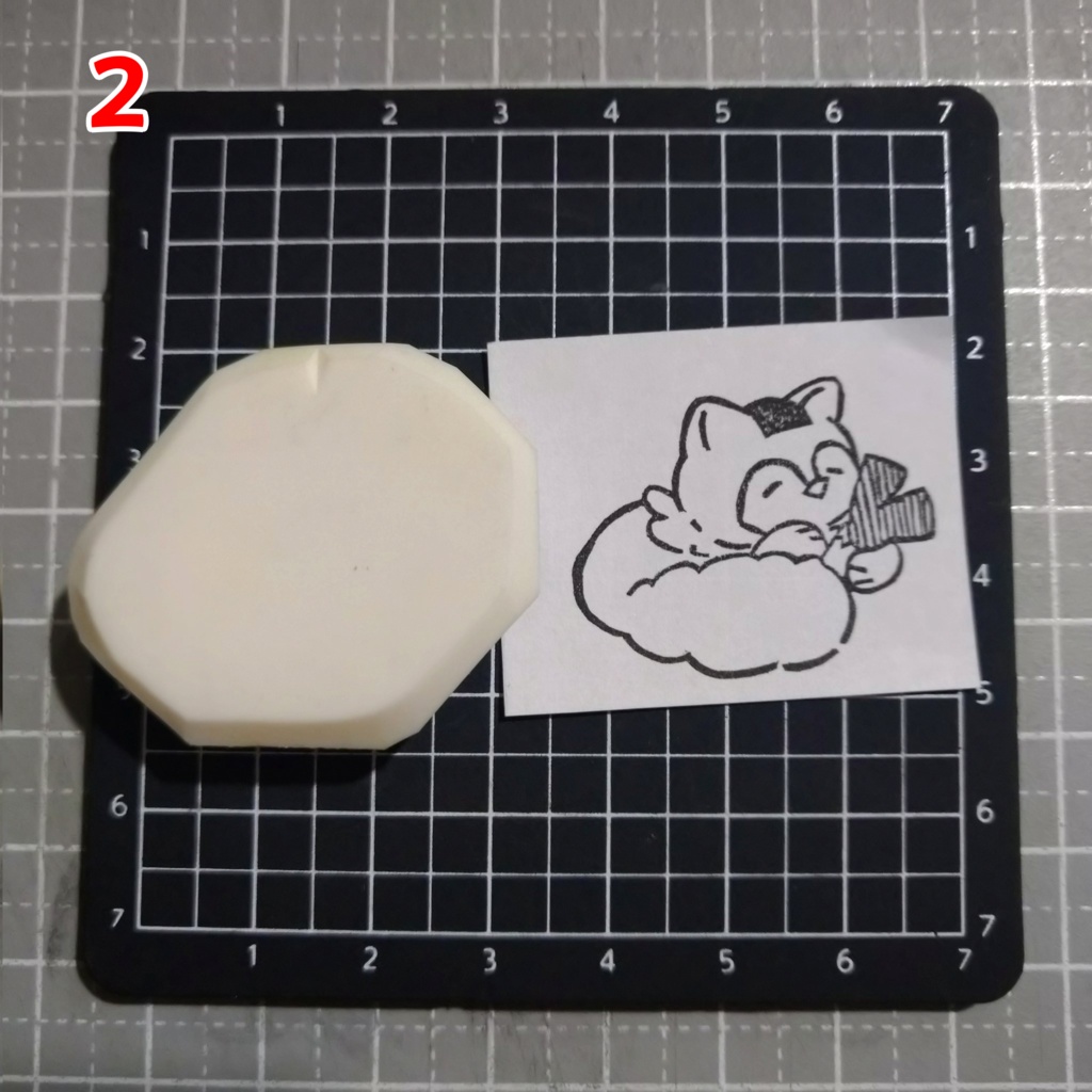 消しゴムはんこ おにぎりな たぬきときつね