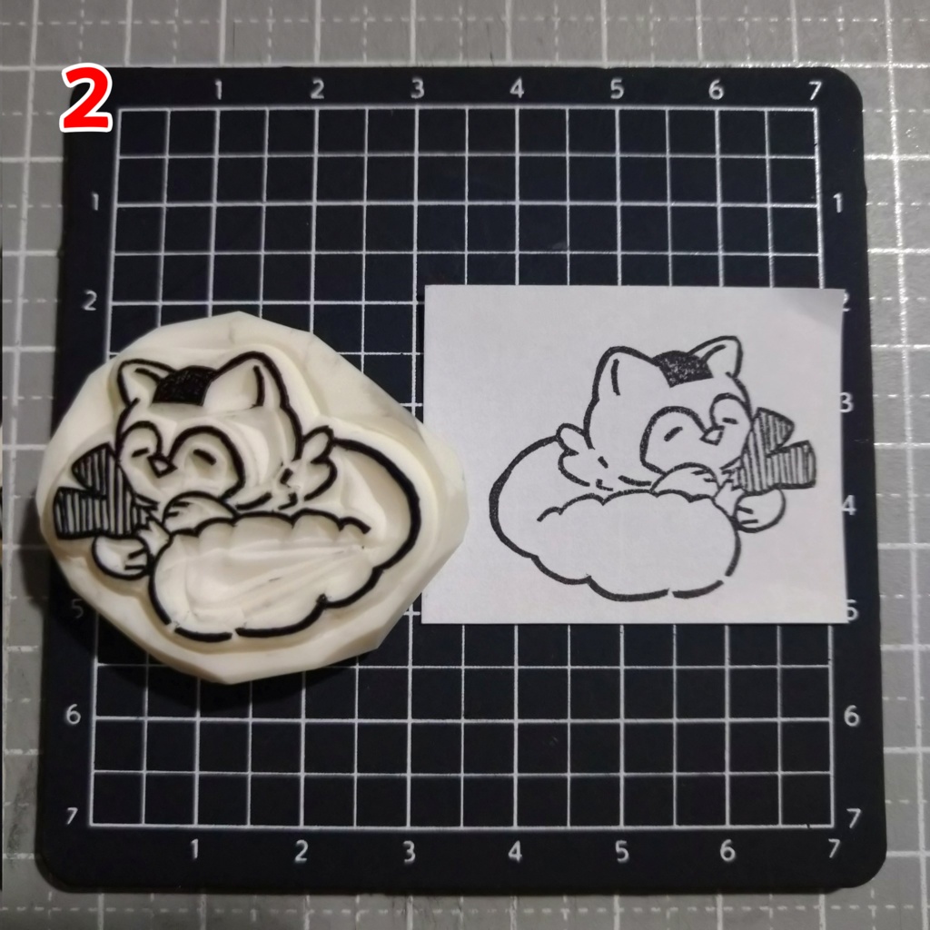 消しゴムはんこ おにぎりな たぬきときつね