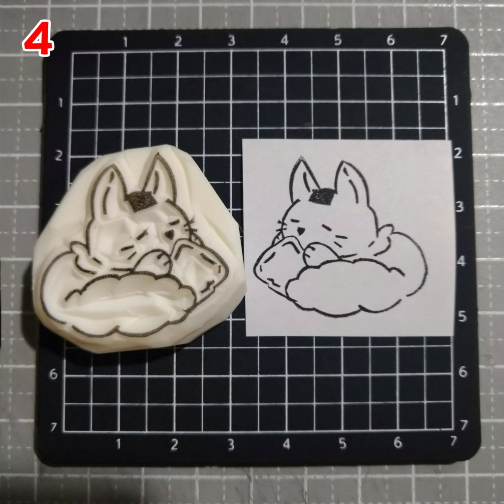 消しゴムはんこ おにぎりな たぬきときつね