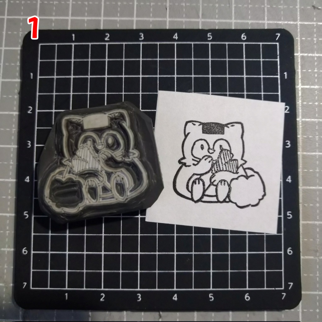 消しゴムはんこ おにぎりな たぬきときつね