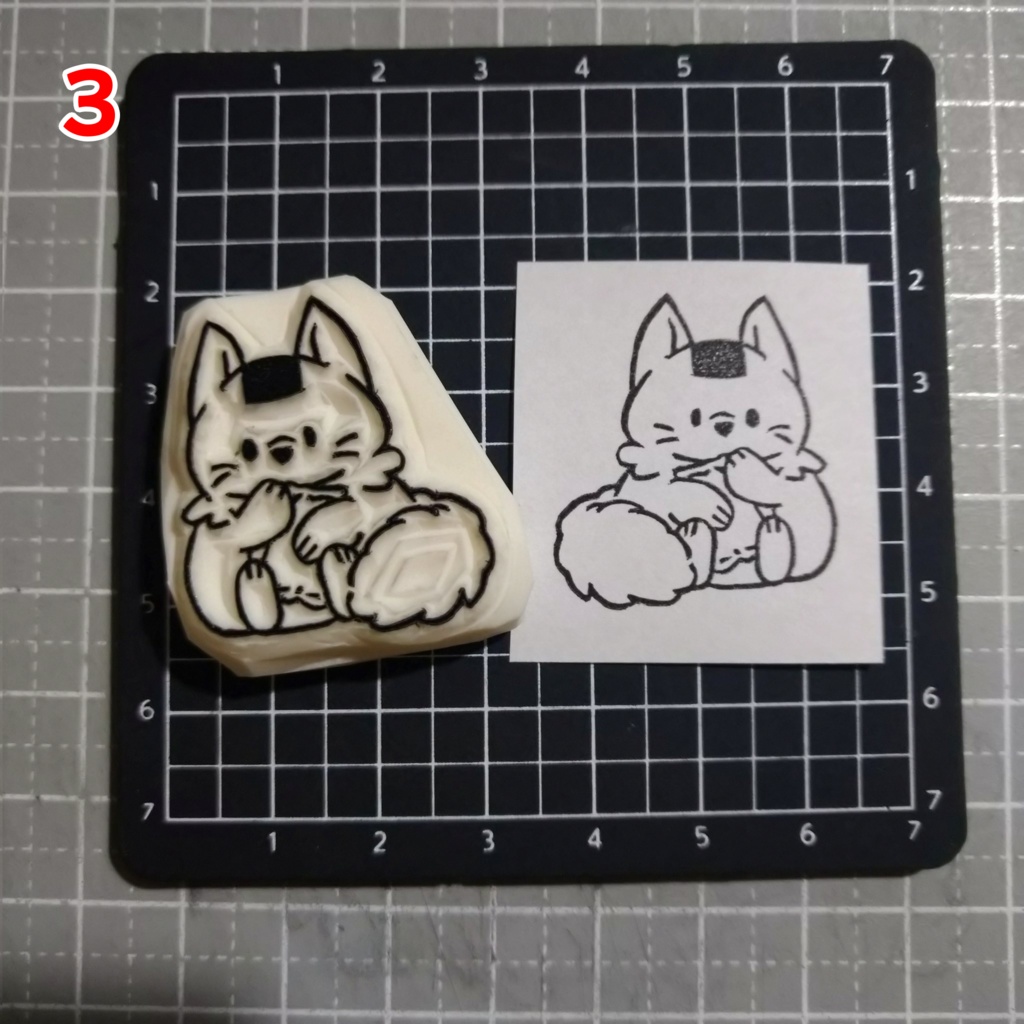 消しゴムはんこ おにぎりな たぬきときつね