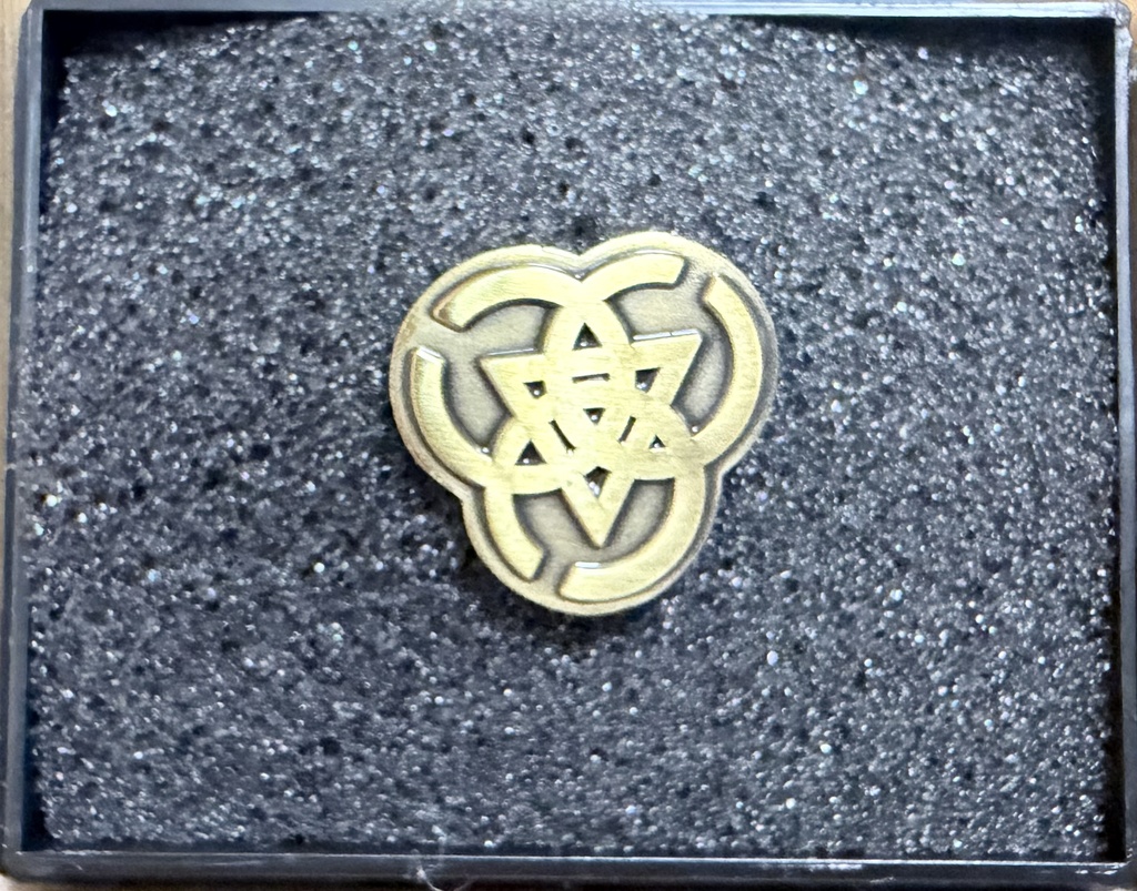トリニティ校章バッジ