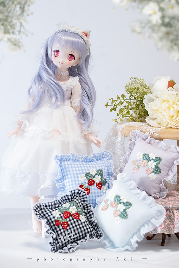 いちごの刺繍クッション