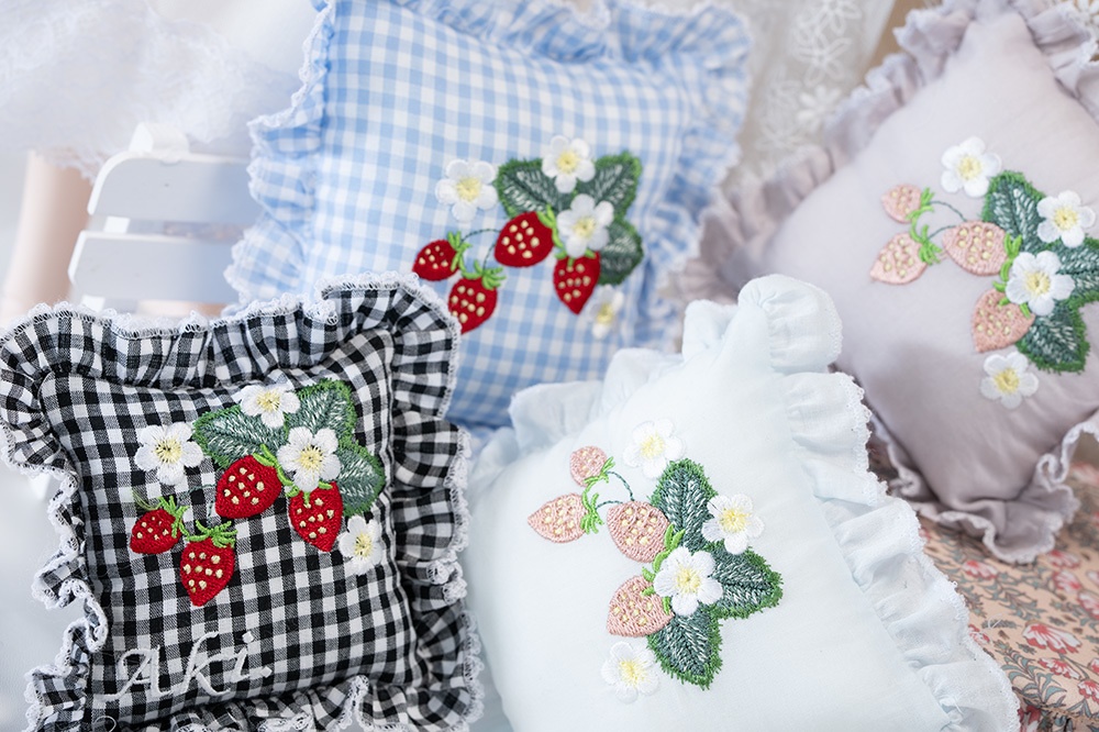 いちごの刺繍クッション
